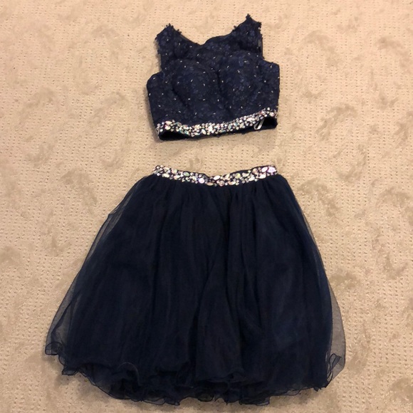 Formal dress - Picture 1 of 6